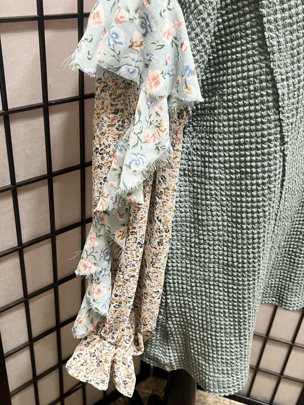 GIGIO USA Women's Sage Green Waffle Knit, RUFFLE RAW EDGE Floral Sleeve Top SZ L - Picture 10 of 13